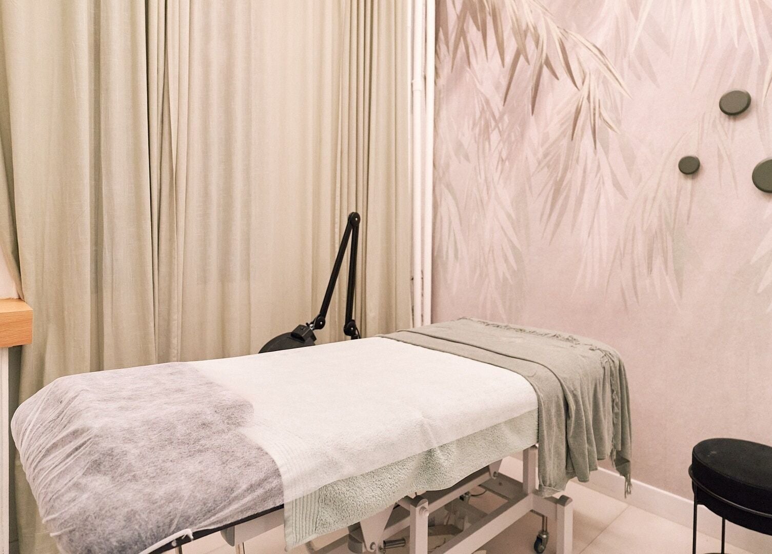 Sala de tratamiento acogedora en Centro de Belleza Ana Olivares, Madrid, Comunidad De Madrid, ES.