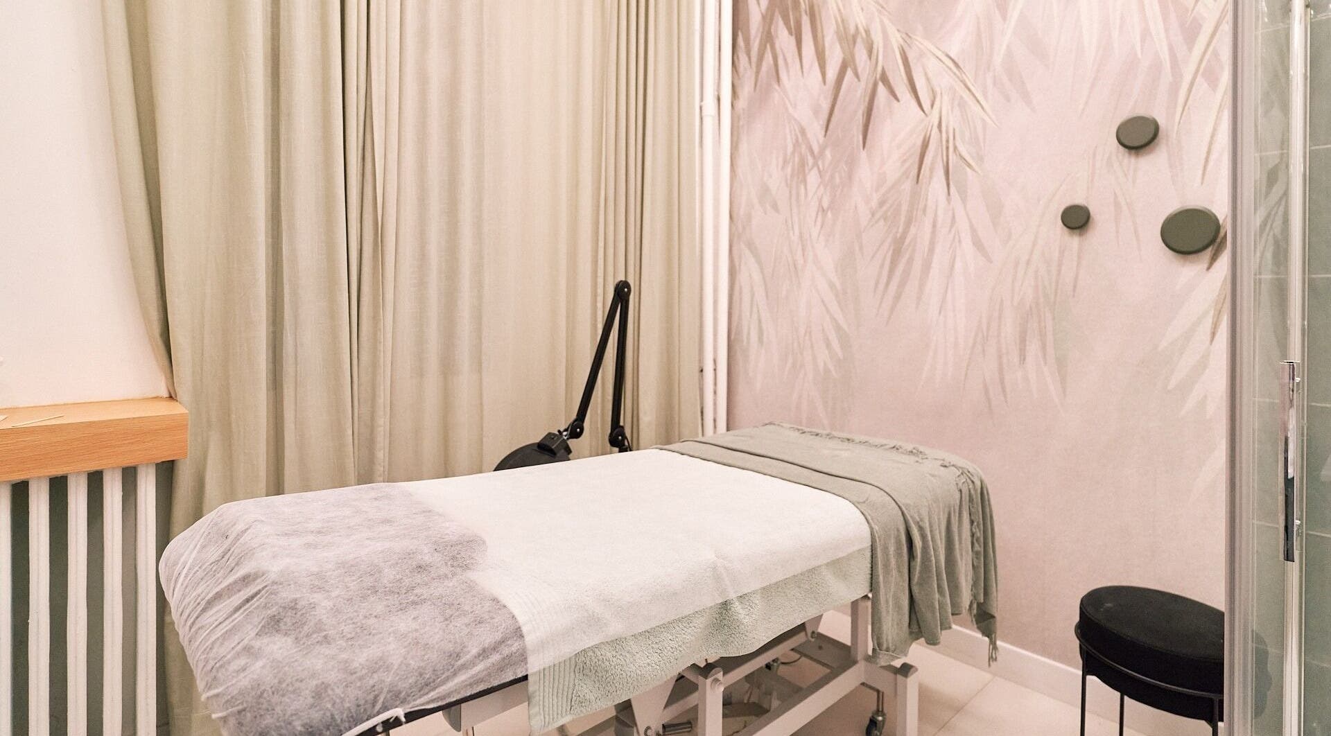 Sala de tratamiento acogedora en Centro de Belleza Ana Olivares, Madrid, Comunidad De Madrid, ES.