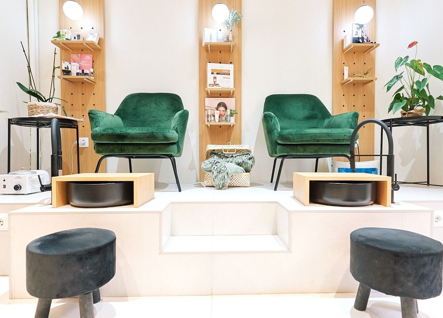 Elegante área de espera con sillas verdes en Centro de Belleza Ana Olivares, Madrid, Comunidad De Madrid, ES.
