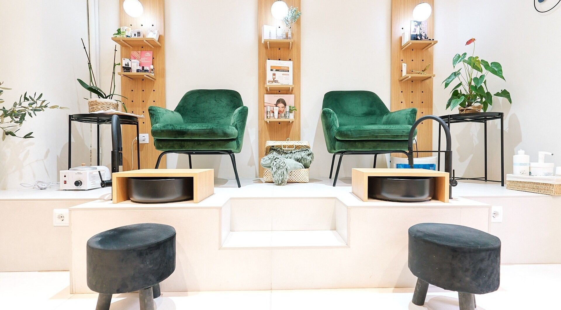 Elegante área de espera con sillas verdes en Centro de Belleza Ana Olivares, Madrid, Comunidad De Madrid, ES.