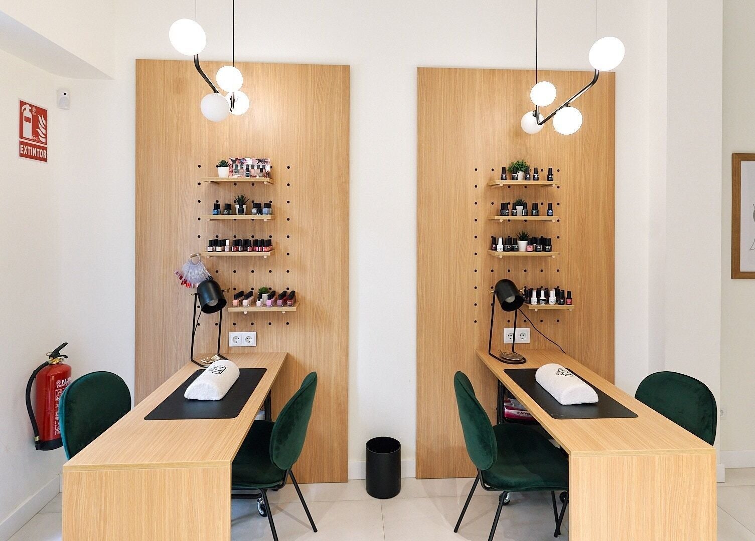 Zona de manicura en Centro de Belleza Ana Olivares, Madrid, Comunidad De Madrid, ES, con mesas gemelas y cómodas sillas.