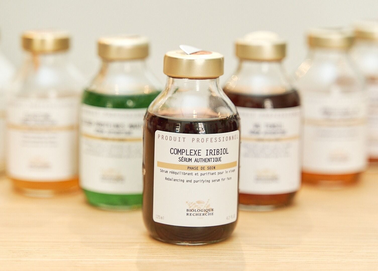 Productos de belleza en estantería en Centro de Belleza Ana Olivares, Madrid, Comunidad De Madrid, ES.