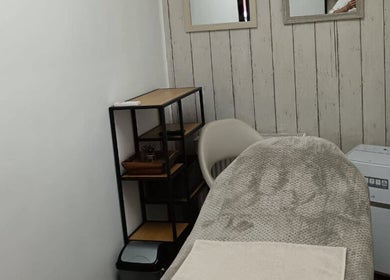 Relaxační místnost v Pánská depilace Cactus, Hlavní Město Praha, Hlavní Město Praha, CZ, s lehátkem a poličkou.