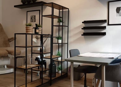 Moderní interiér Pánská depilace Cactus v Hlavní Město Praha nabízí klidnou atmosféru pro wellness služby.