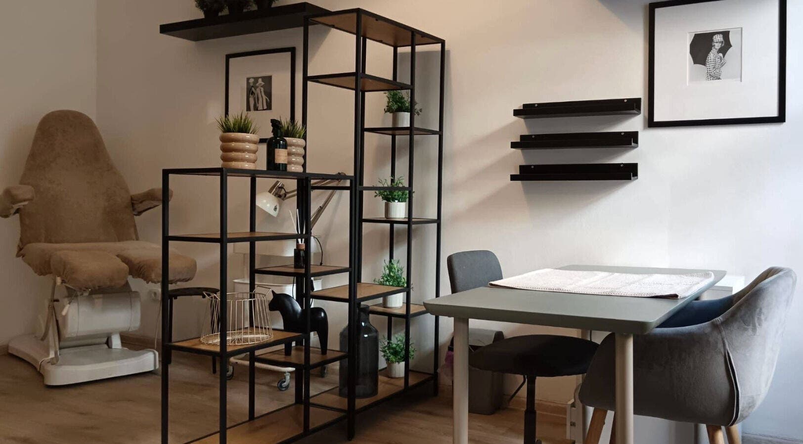 Interiér salonu Pánská depilace Cactus v Hlavní Město Praha, Hlavní Město Praha, CZ s moderním designem.