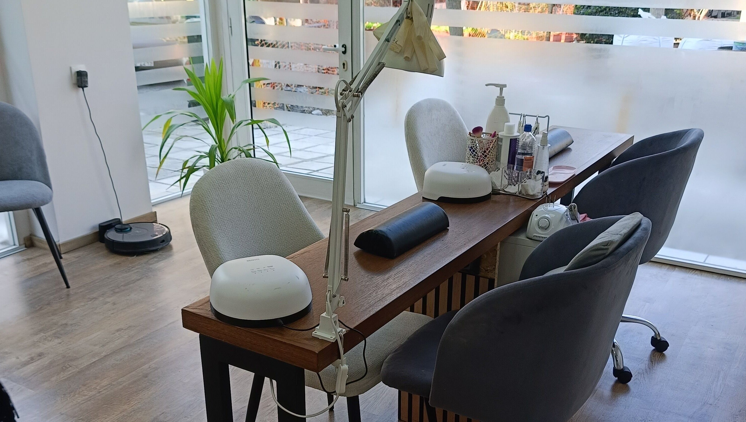 Καλαίσθητος χώρος νυχιών στο Philocaly Nails & Beauty Studio, Καλαμαριά, GR με cozy ατμόσφαιρα.