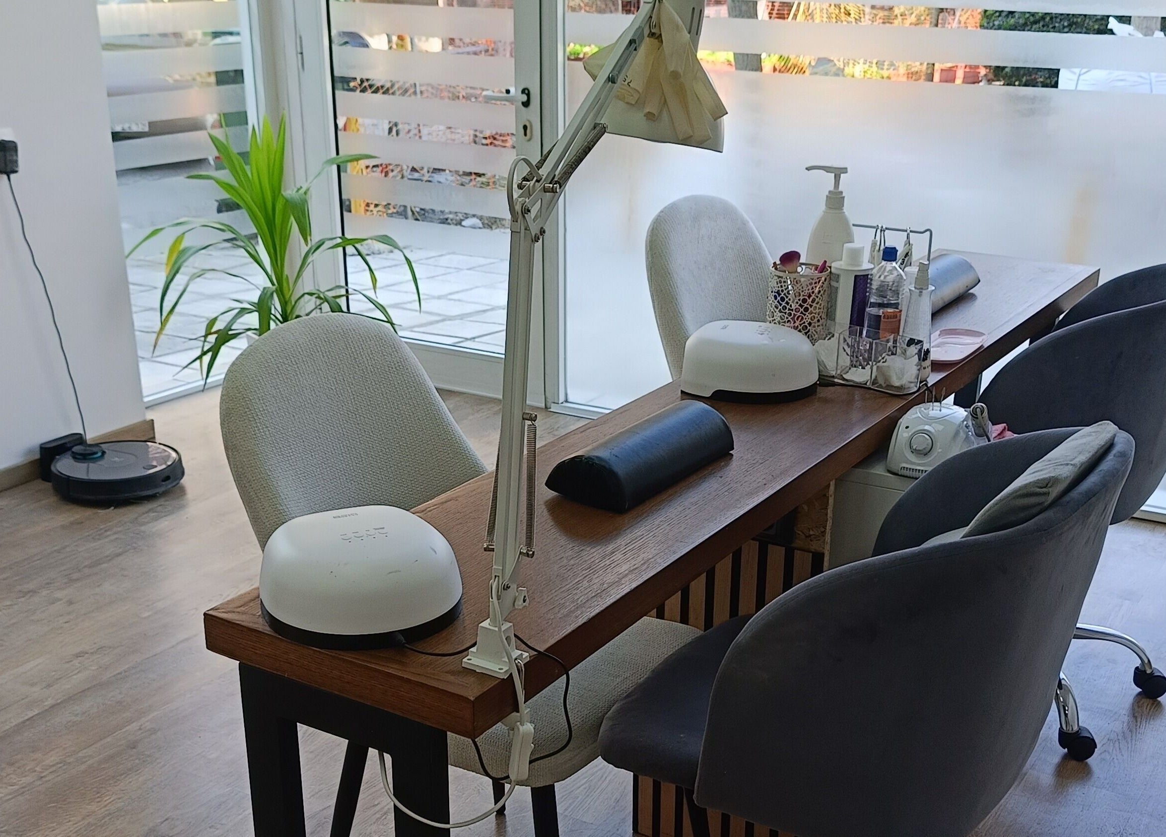 Καλαίσθητος χώρος νυχιών στο Philocaly Nails & Beauty Studio, Καλαμαριά, GR με cozy ατμόσφαιρα.