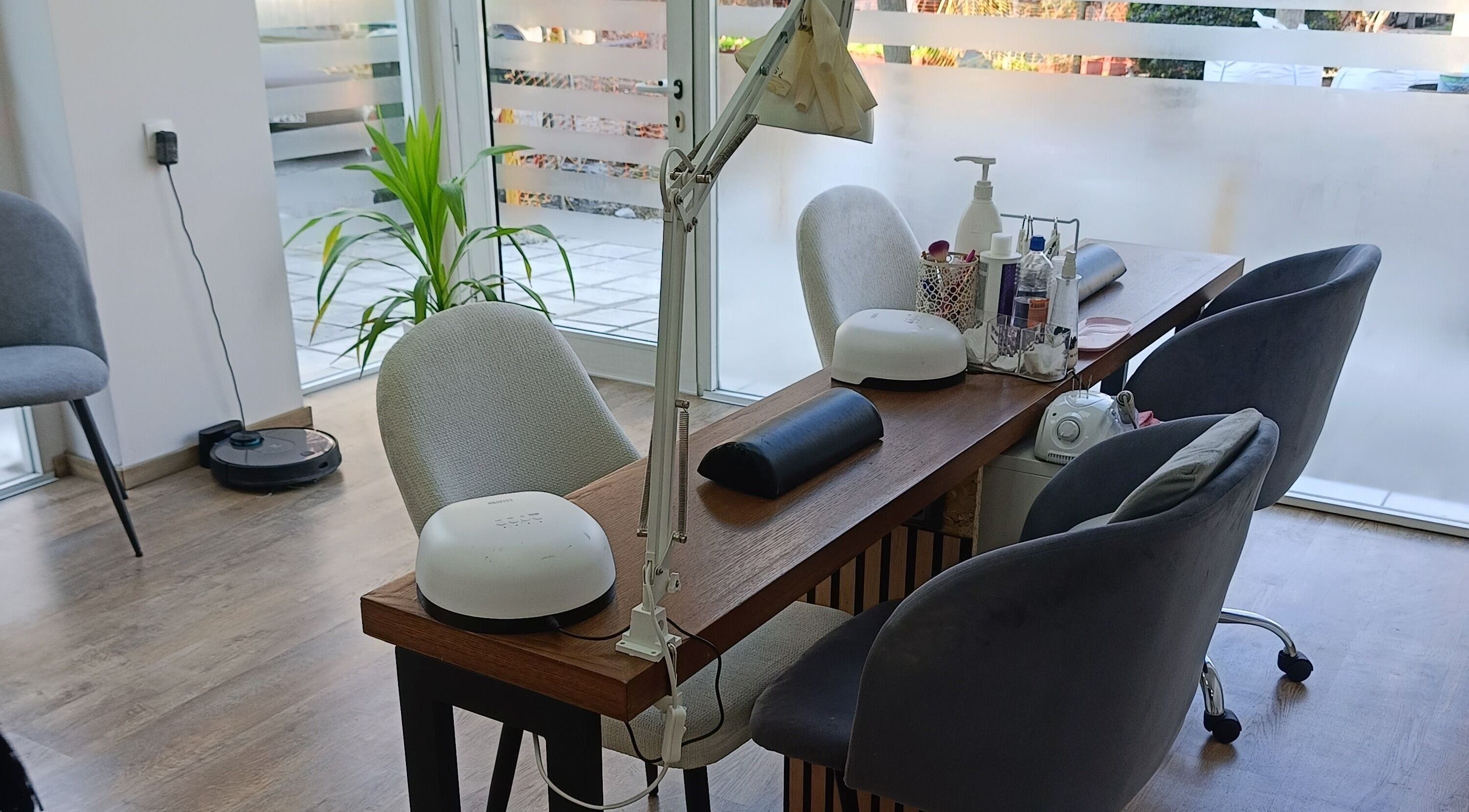 Καλαίσθητος χώρος νυχιών στο Philocaly Nails & Beauty Studio, Καλαμαριά, GR με cozy ατμόσφαιρα.