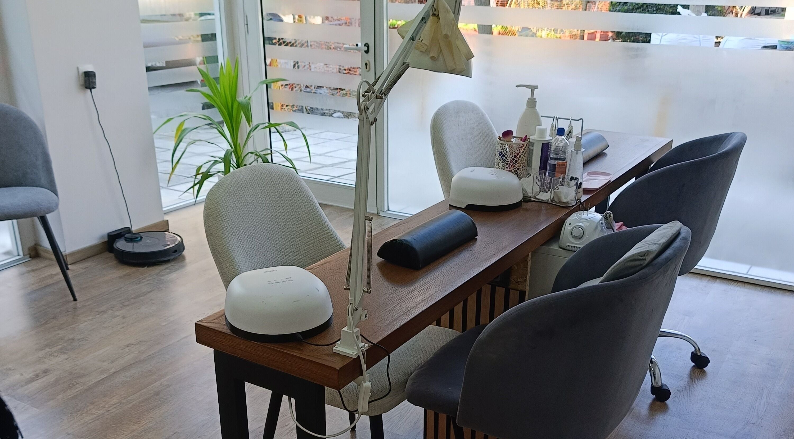 Καλαίσθητος χώρος νυχιών στο Philocaly Nails & Beauty Studio, Καλαμαριά, GR με cozy ατμόσφαιρα.