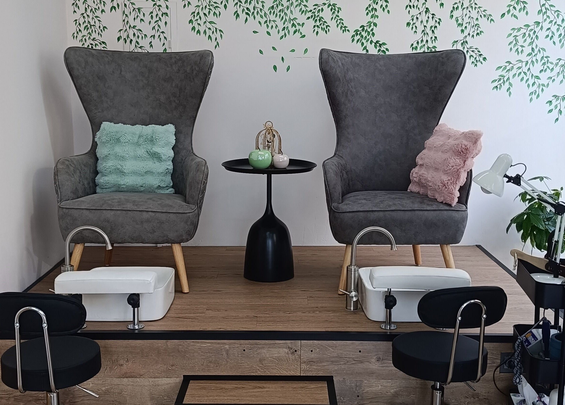 Δύο πολυθρόνες για πεντικιούρ στο Philocaly Nails & Beauty Studio, Καλαμαριά, GR.