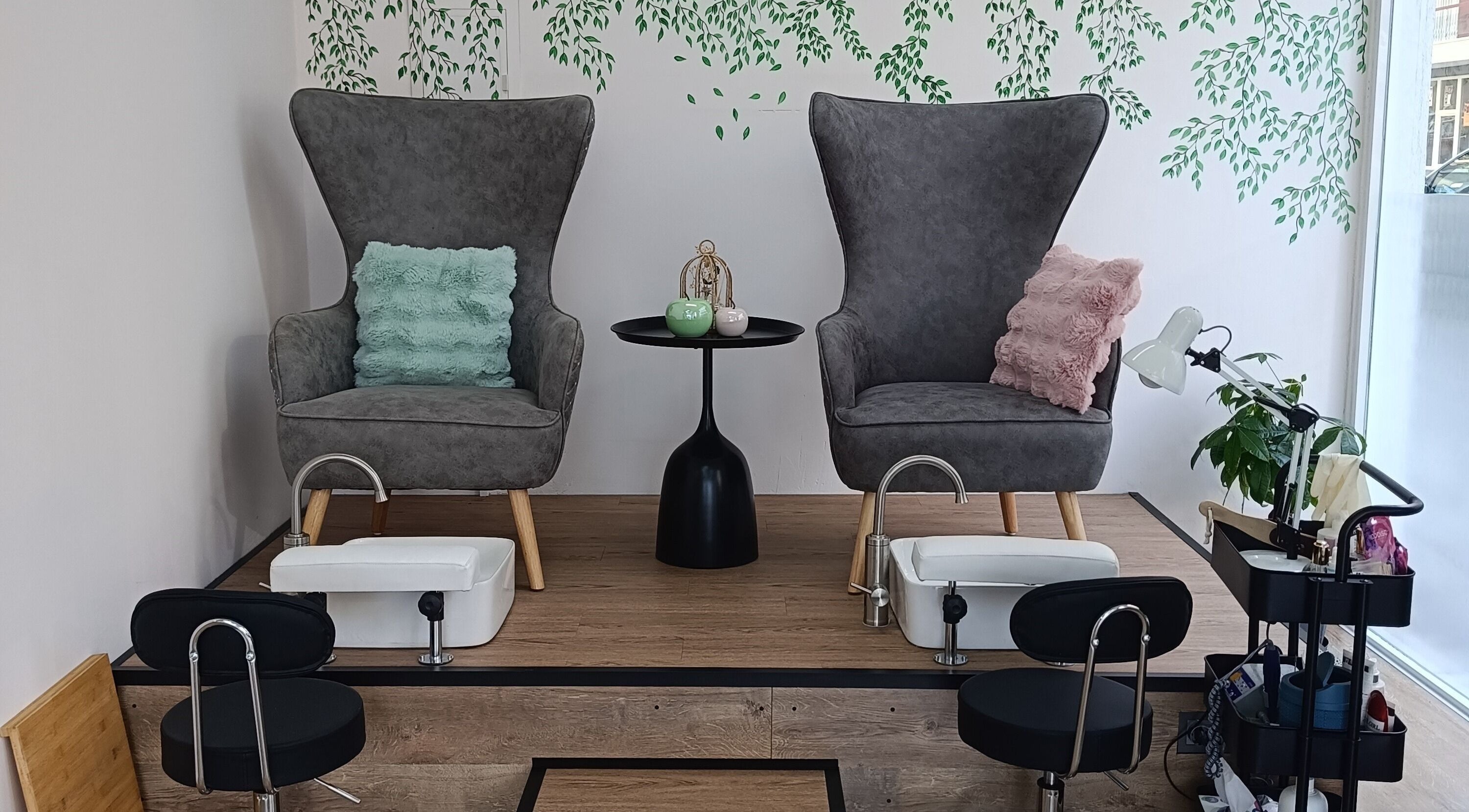 Δύο πολυθρόνες για πεντικιούρ στο Philocaly Nails & Beauty Studio, Καλαμαριά, GR.