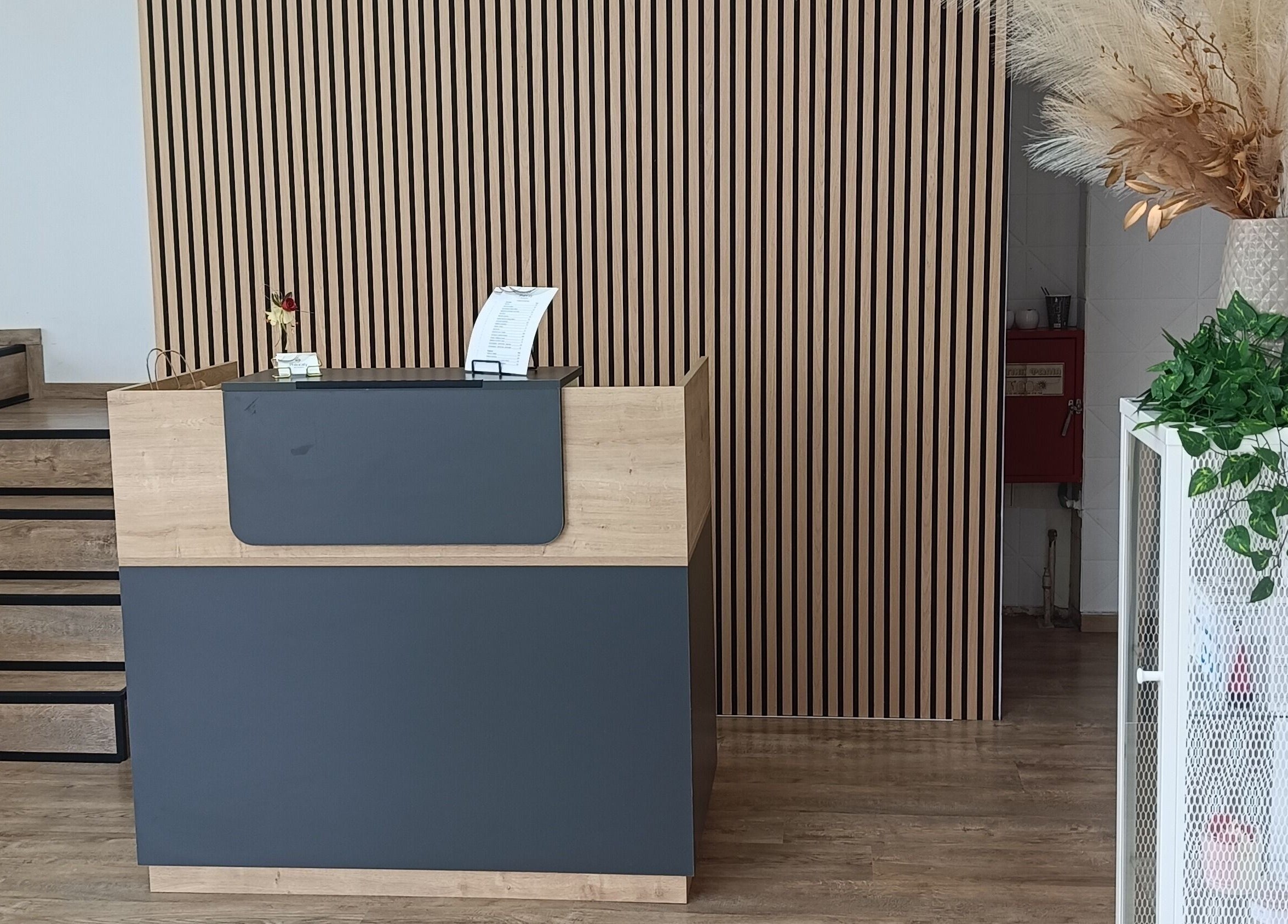 Κομψή υποδοχή στο Philocaly Nails & Beauty Studio, Καλαμαριά, GR με μίνιμαλ διακόσμηση και φρέσκα φυτά.