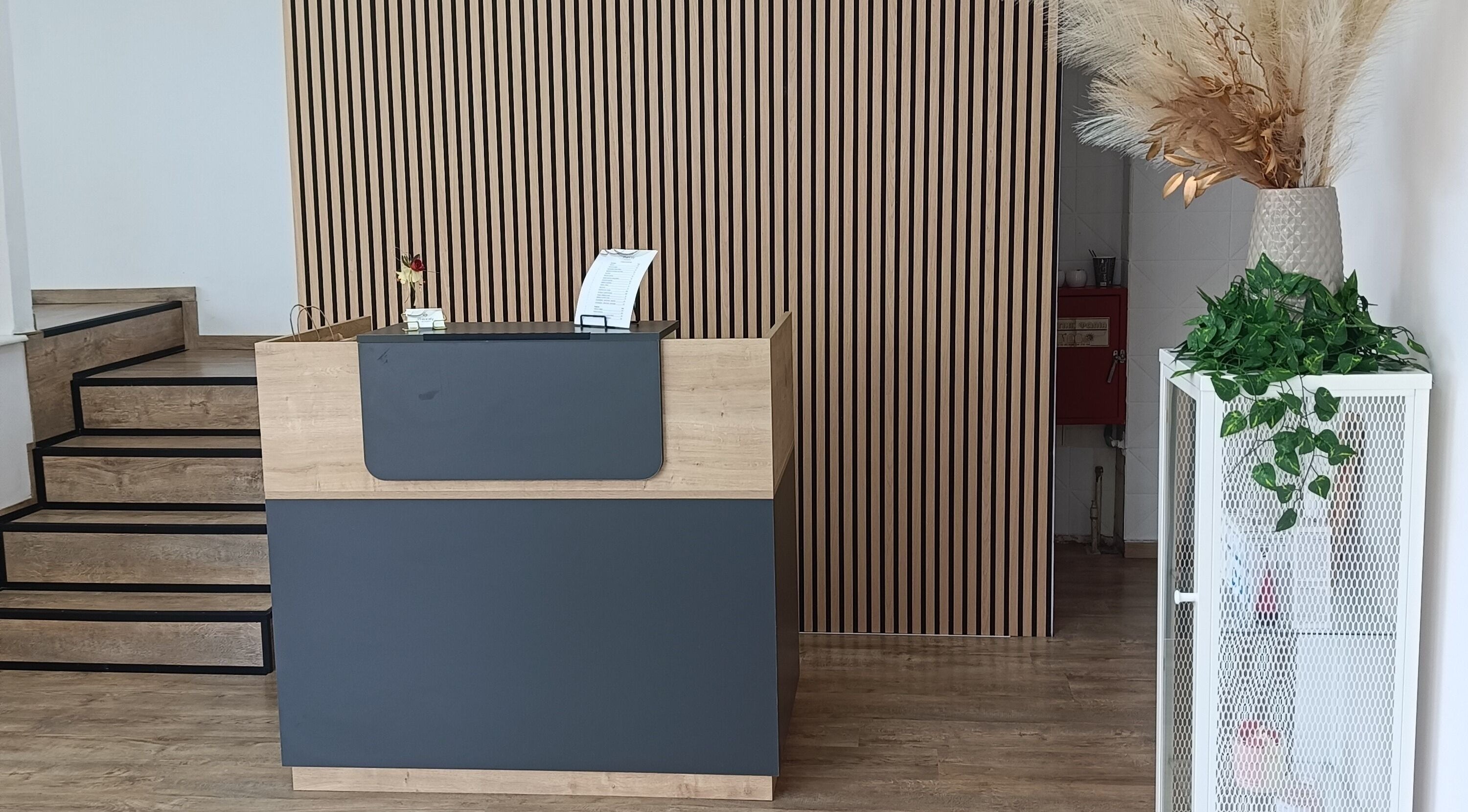 Κομψή υποδοχή στο Philocaly Nails & Beauty Studio, Καλαμαριά, GR με μίνιμαλ διακόσμηση και φρέσκα φυτά.