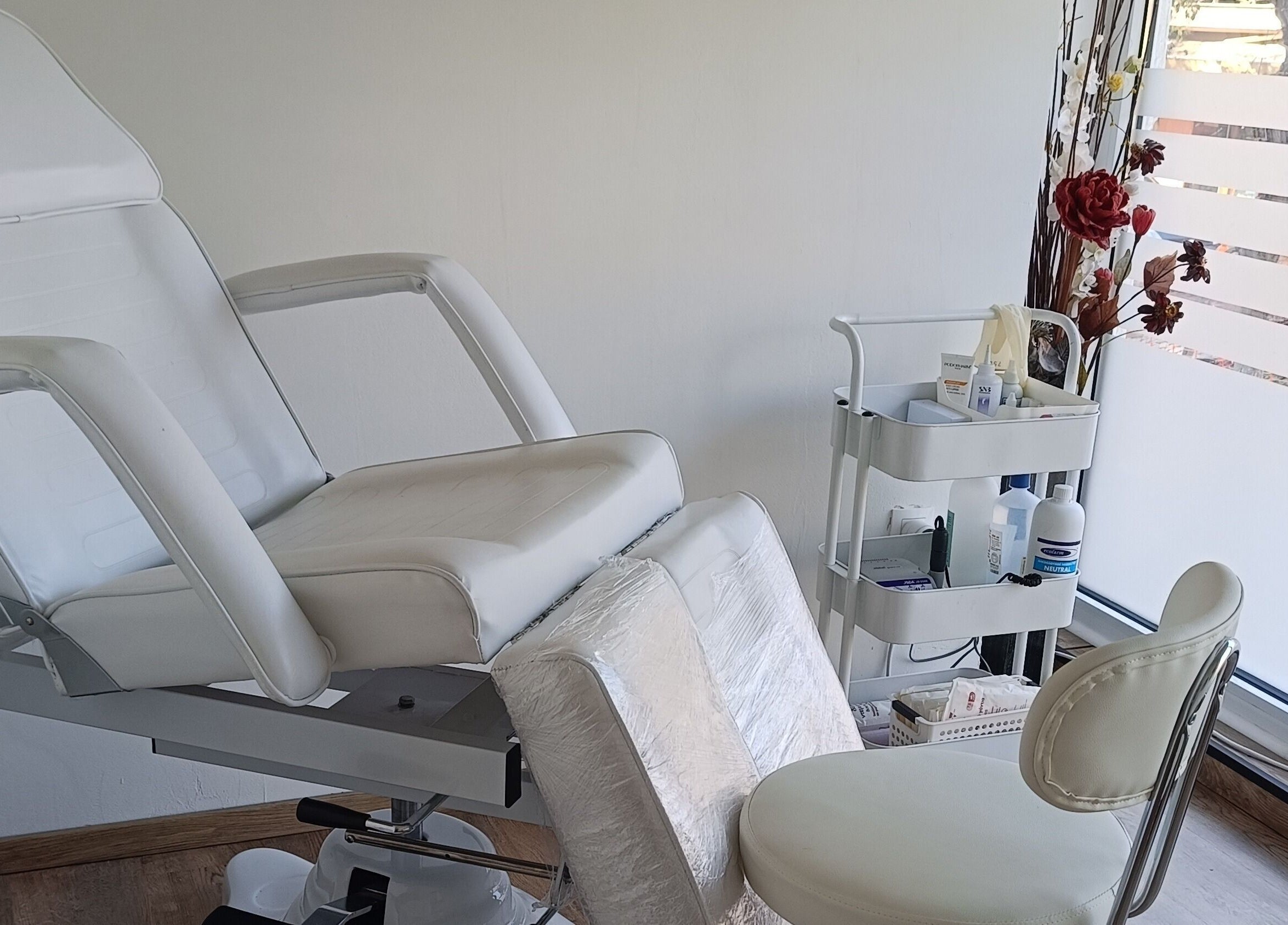 Λευκή καρέκλα ομορφιάς στο Philocaly Nails & Beauty Studio, Καλαμαριά, GR, δίπλα σε παράθυρο.