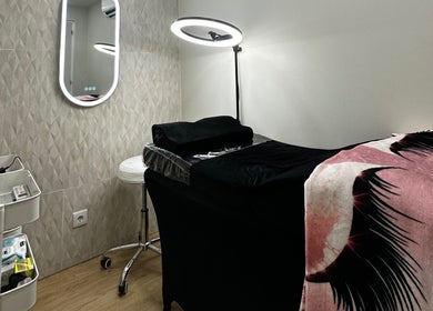 Sala estética moderna no Studio Lins Beauty, Lisboa, Lisboa, PT com mesa de tratamento e decoração contemporânea.