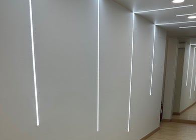 Corredor iluminado de Studio Lins Beauty em Lisboa, Lisboa, PT, destacando um design moderno e acolhedor.