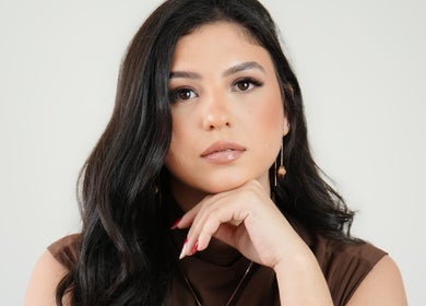 Mulher elegante com maquiagem sofisticada no Studio Lins Beauty, Lisboa, Lisboa, PT.