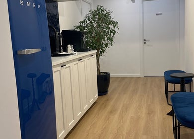 Área de espera estilosa no Studio Lins Beauty, Lisboa, Lisboa, PT com design moderno e frigobar azul.