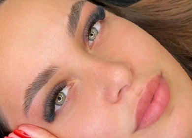 Close-up de sobrancelhas bem definidas no Studio Lins Beauty, Lisboa, Lisboa, PT.