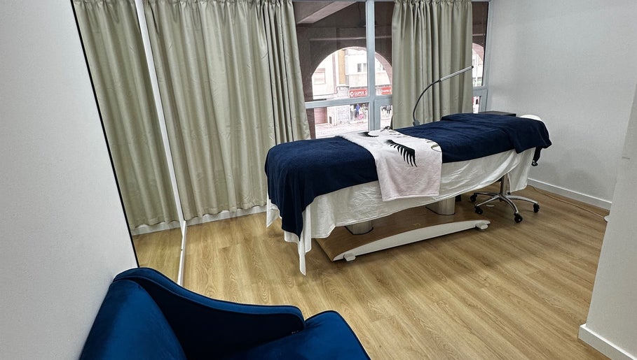 Sala de tratamento relaxante em Studio Lins Beauty, Lisboa, Lisboa, PT, com cama de estética e ambiente acolhedor.