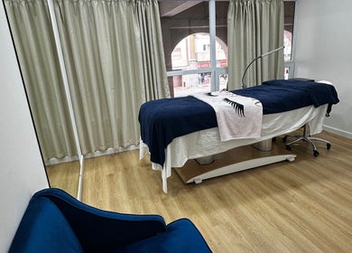 Sala de tratamento relaxante em Studio Lins Beauty, Lisboa, Lisboa, PT, com cama de estética e ambiente acolhedor.
