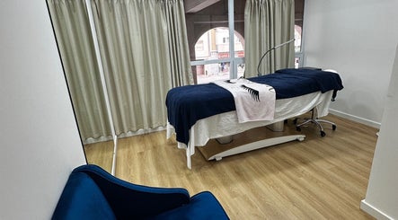 Sala de tratamento relaxante em Studio Lins Beauty, Lisboa, Lisboa, PT, com cama de estética e ambiente acolhedor.