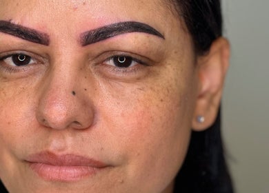 Sobrancelhas realçadas em Studio Lins Beauty, Lisboa, Lisboa, PT, com técnica avançada de micropigmentação.