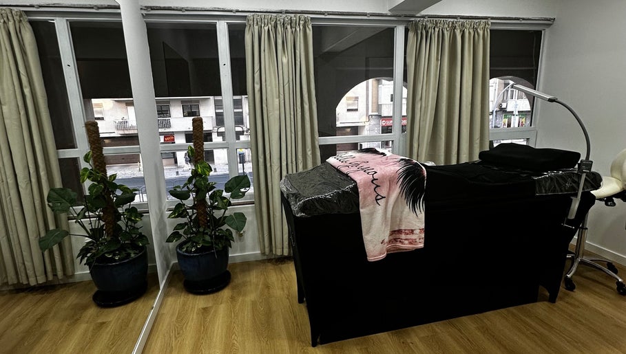 Sala de beleza elegante na Studio Lins Beauty, Lisboa, Lisboa, PT, com vista urbana e plantas decorativas.