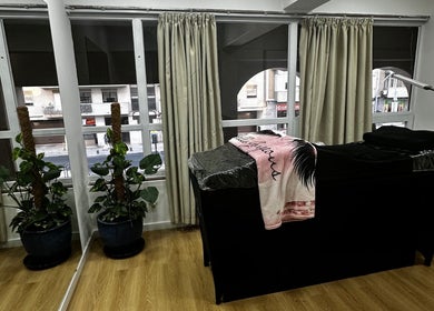 Sala de beleza elegante na Studio Lins Beauty, Lisboa, Lisboa, PT, com vista urbana e plantas decorativas.