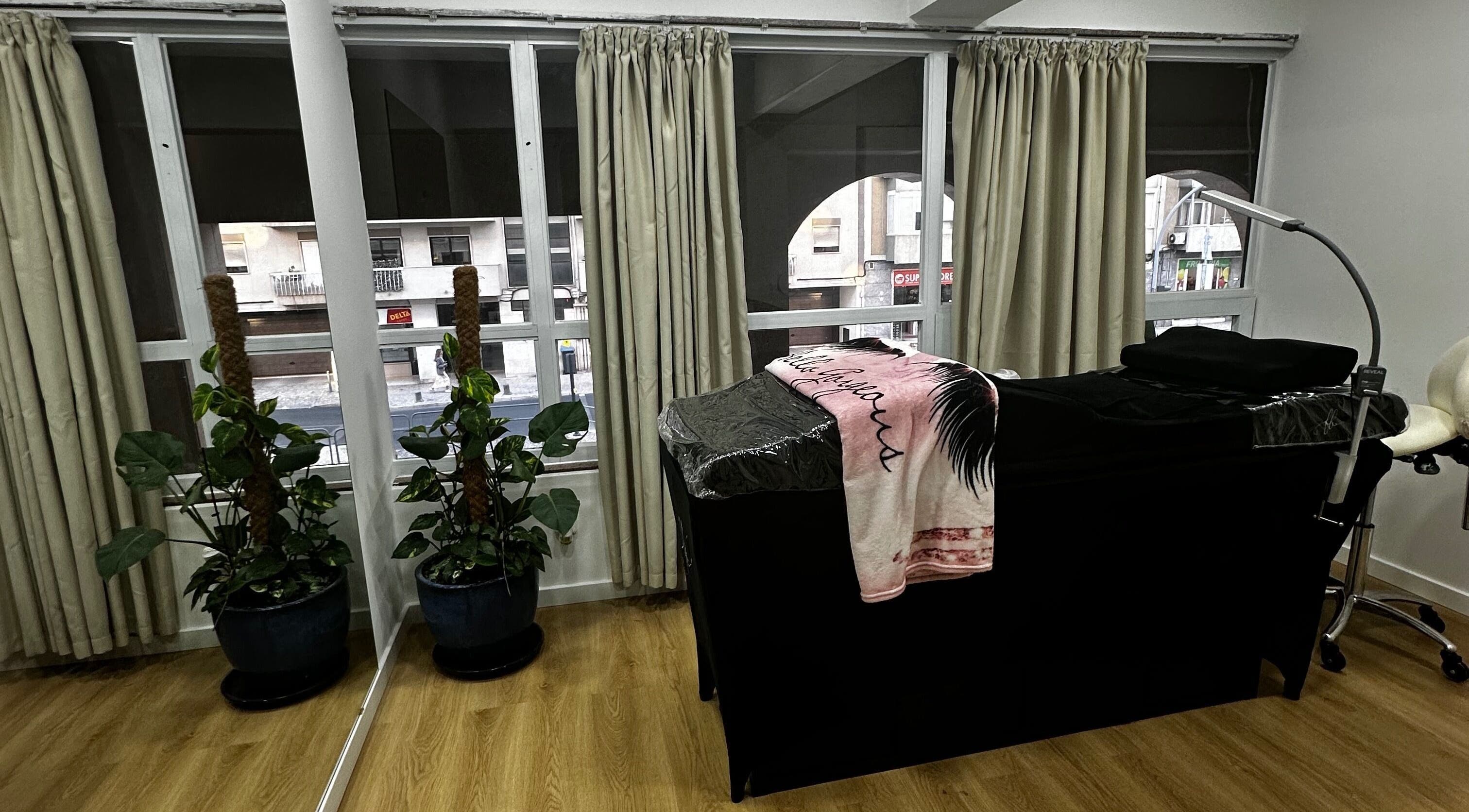 Sala de beleza elegante na Studio Lins Beauty, Lisboa, Lisboa, PT, com vista urbana e plantas decorativas.
