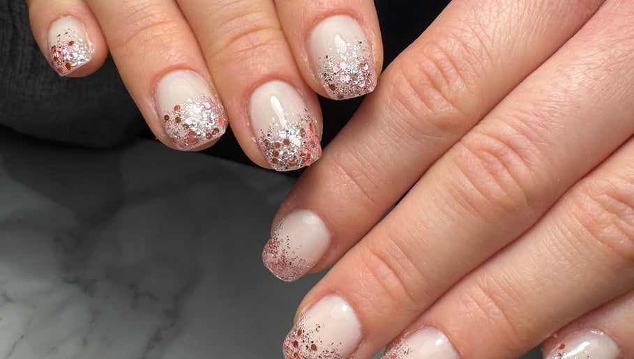 Manucure scintillante à NAILS LASHES & CO BY SO Chavanoz, Chavanoz, Auvergne-rhône-alpes, FR.