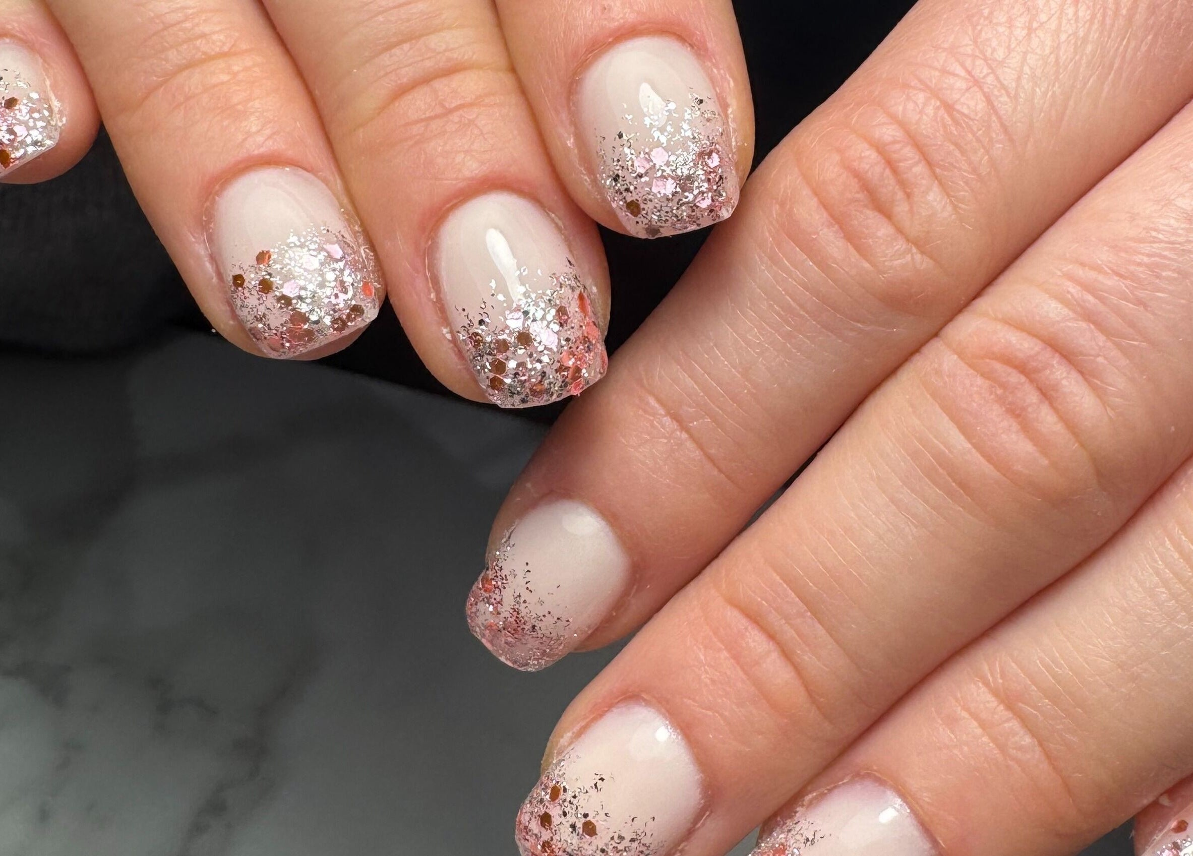 Manucure scintillante à NAILS LASHES & CO BY SO Chavanoz, Chavanoz, Auvergne-rhône-alpes, FR.