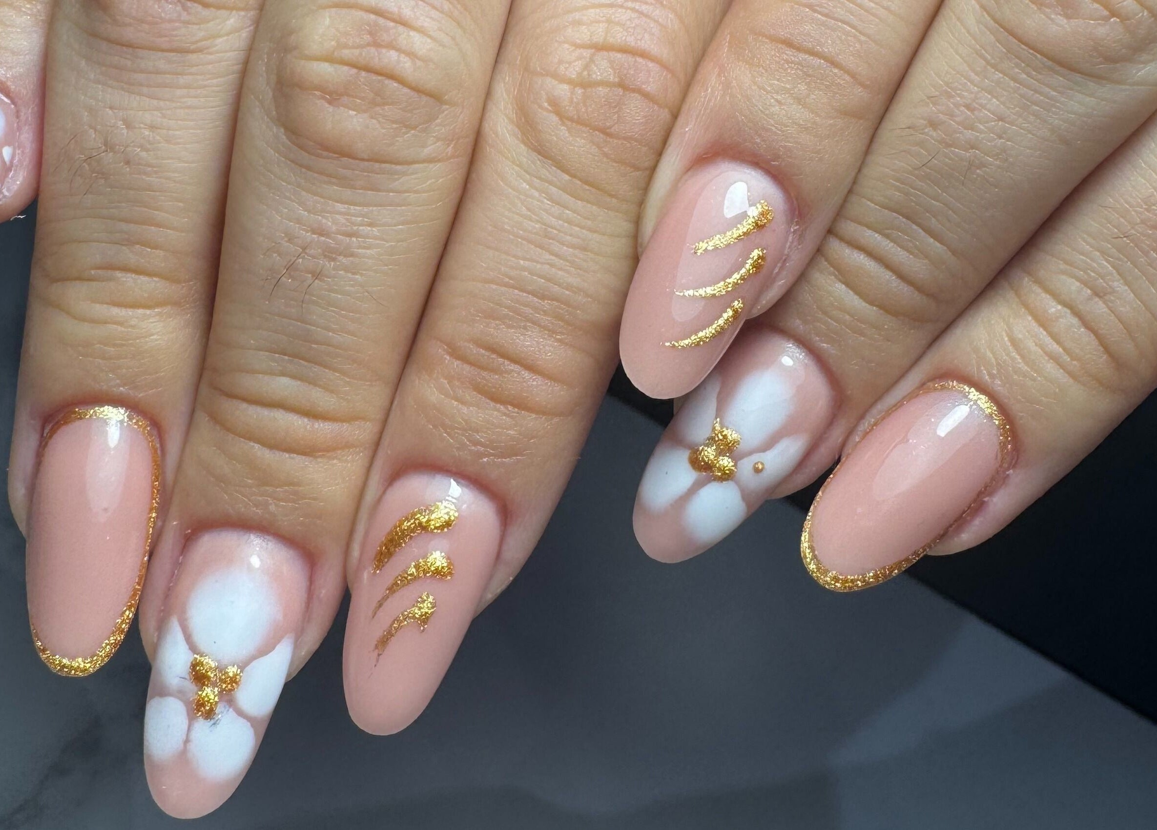 Design ongles dorés chez NAILS LASHES & CO BY SO Chavanoz, Chavanoz, Auvergne-rhône-alpes, FR.