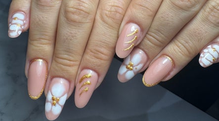 Design ongles dorés chez NAILS LASHES & CO BY SO Chavanoz, Chavanoz, Auvergne-rhône-alpes, FR.