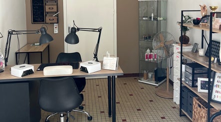 Espace manucure élégant chez Sarah B Soins et Beauté, Verdelais, Nouvelle-Aquitaine, FR avec table et équipements modernes.
