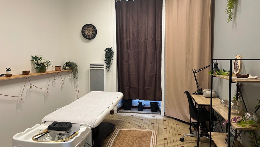 Salle de soins élégante chez Sarah B Soins Et Beauté à Verdelais, Nouvelle-Aquitaine.
