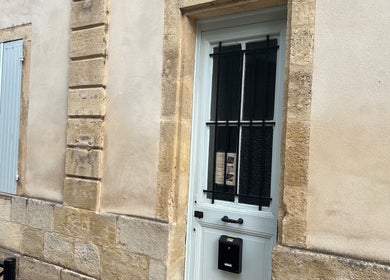 Entrée de Sarah B Soins Et Beauté à Verdelais, Nouvelle-Aquitaine, FR avec façade en pierre.