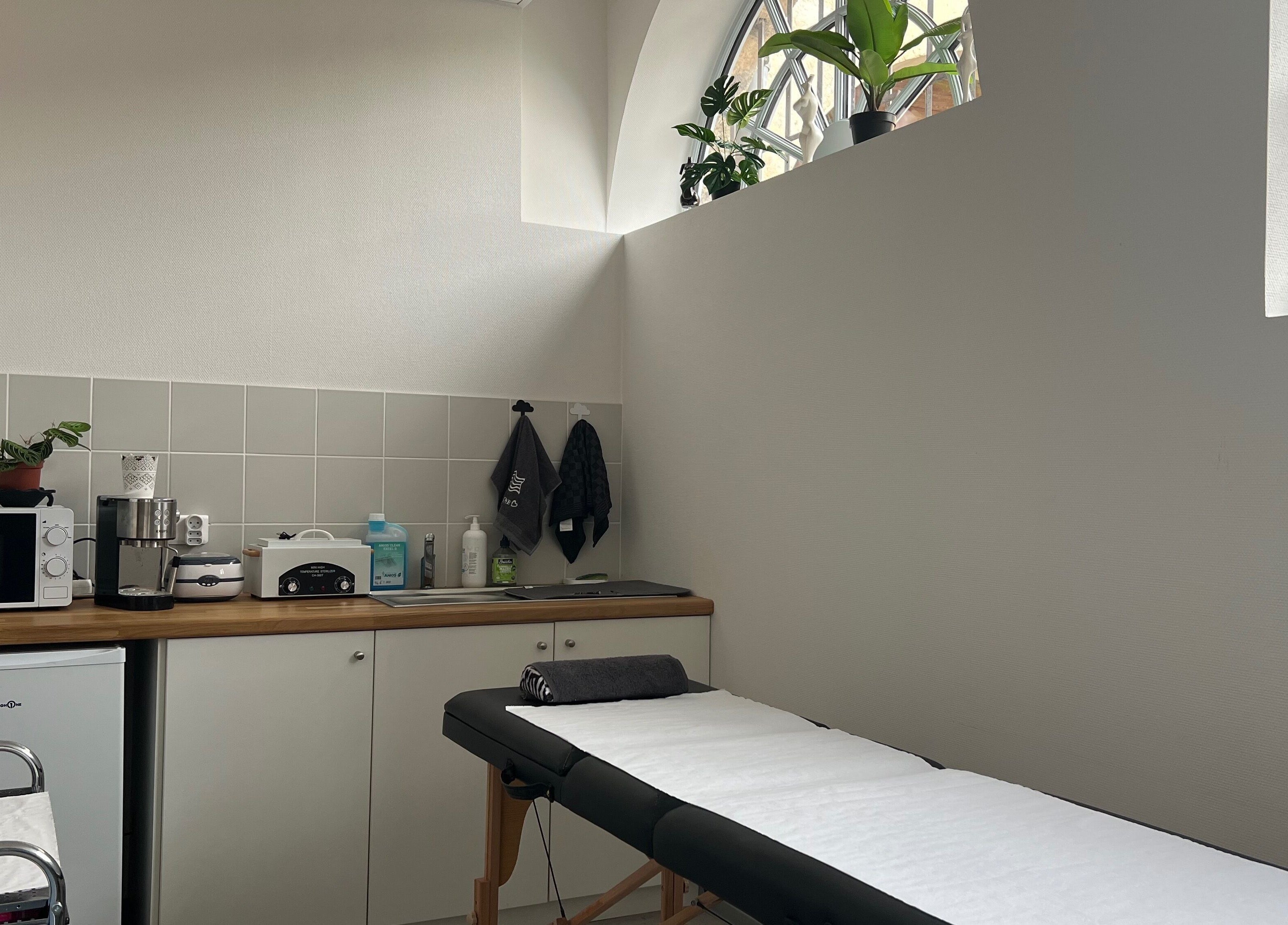 Salle de soins à Sarah B Soins Et Beauté, Verdelais, Nouvelle-Aquitaine, FR, équipée pour détente.