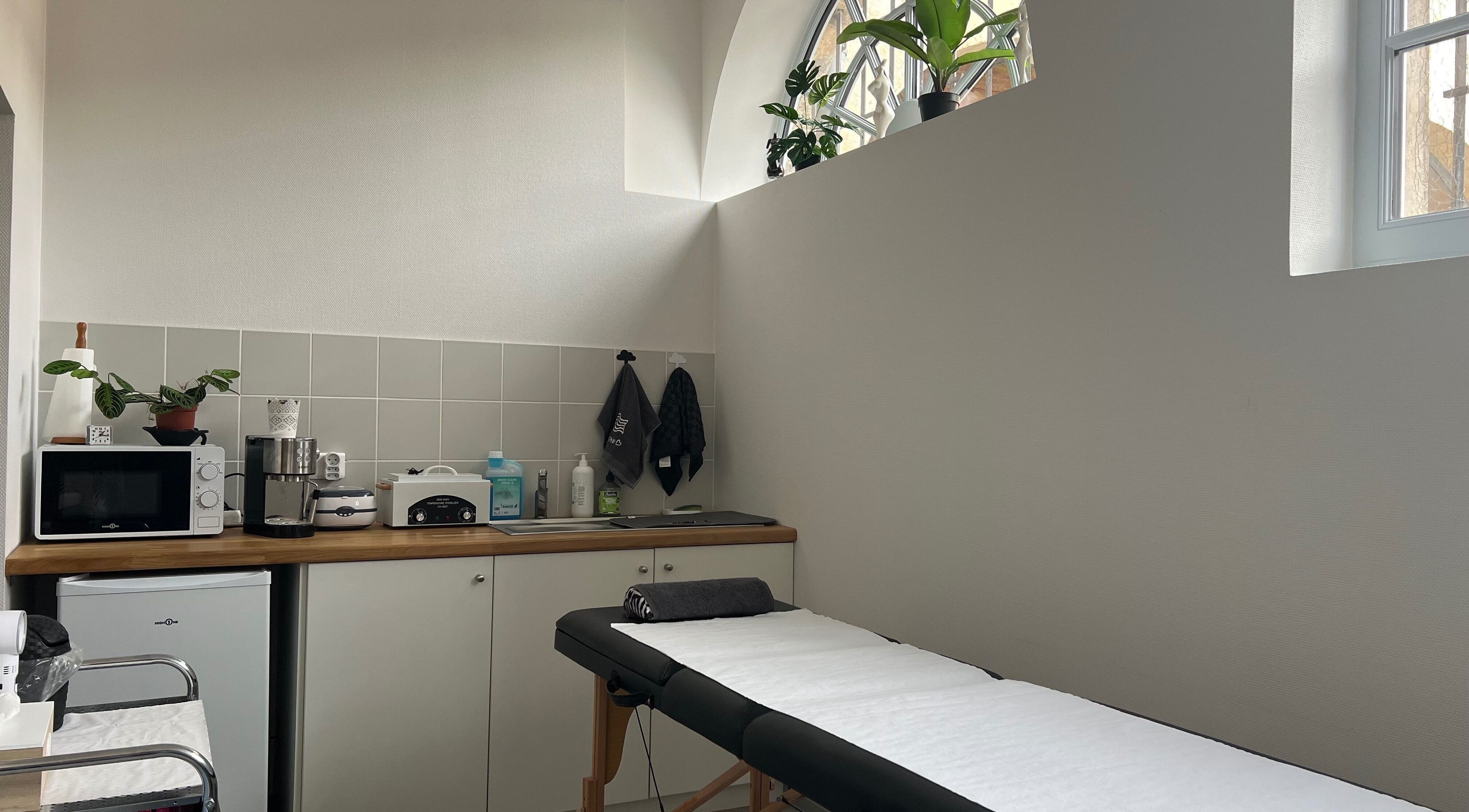 Salle de soins à Sarah B Soins Et Beauté, Verdelais, Nouvelle-Aquitaine, FR, équipée pour détente.