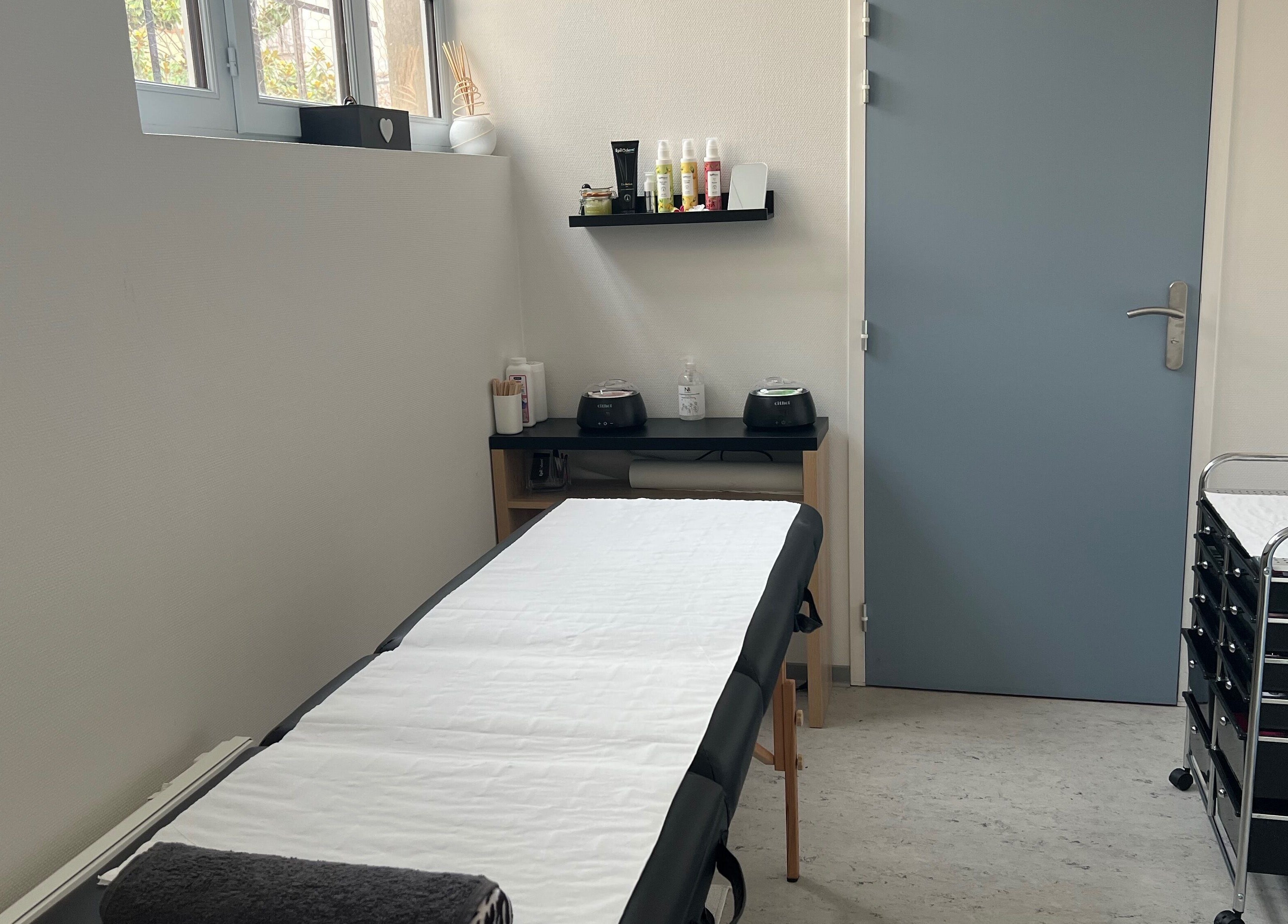 Cabine de soin apaisante à Sarah B Soins Et Beauté, Verdelais, Nouvelle-aquitaine, FR, offrant sérénité et confort.