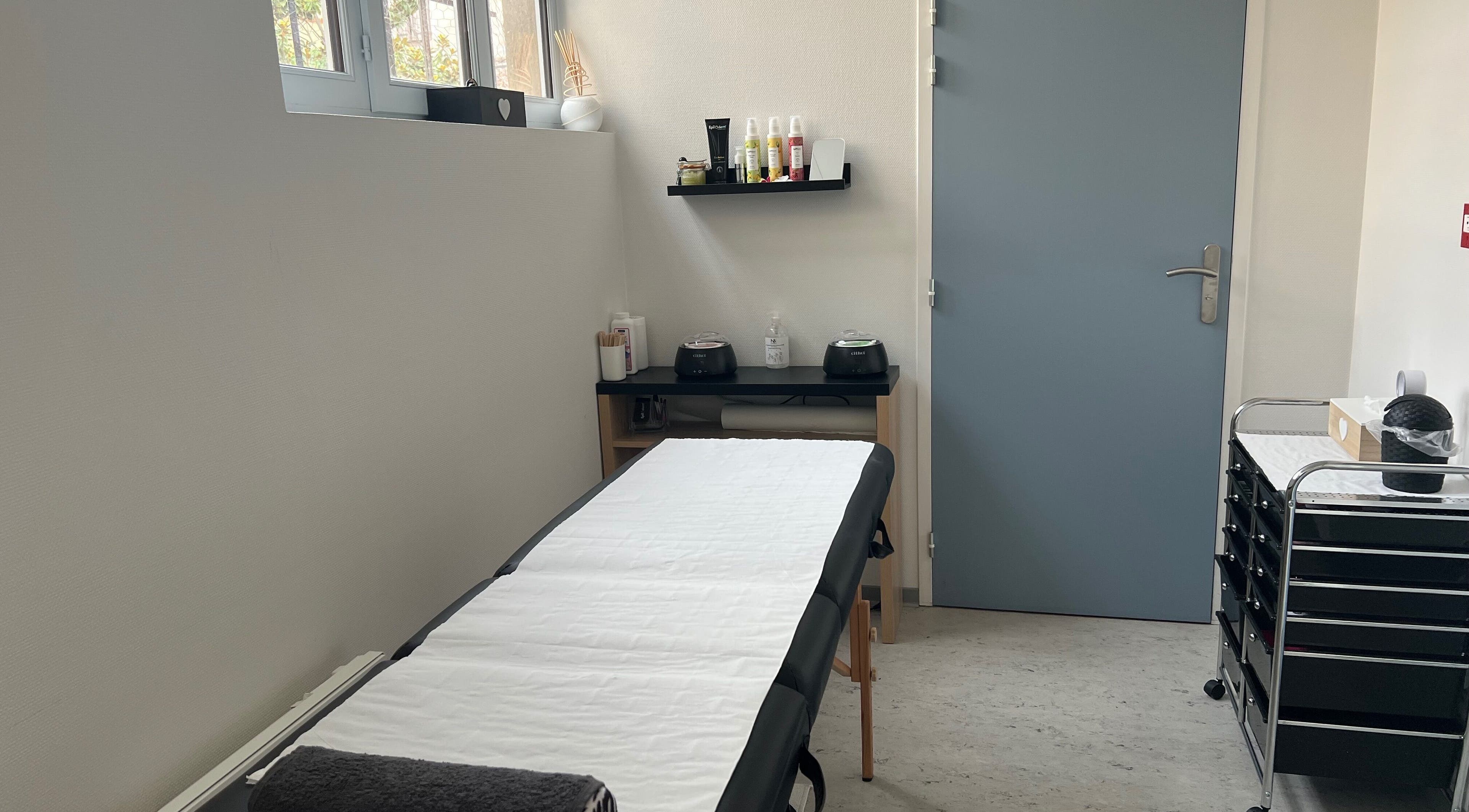 Cabine de soin apaisante à Sarah B Soins Et Beauté, Verdelais, Nouvelle-aquitaine, FR, offrant sérénité et confort.