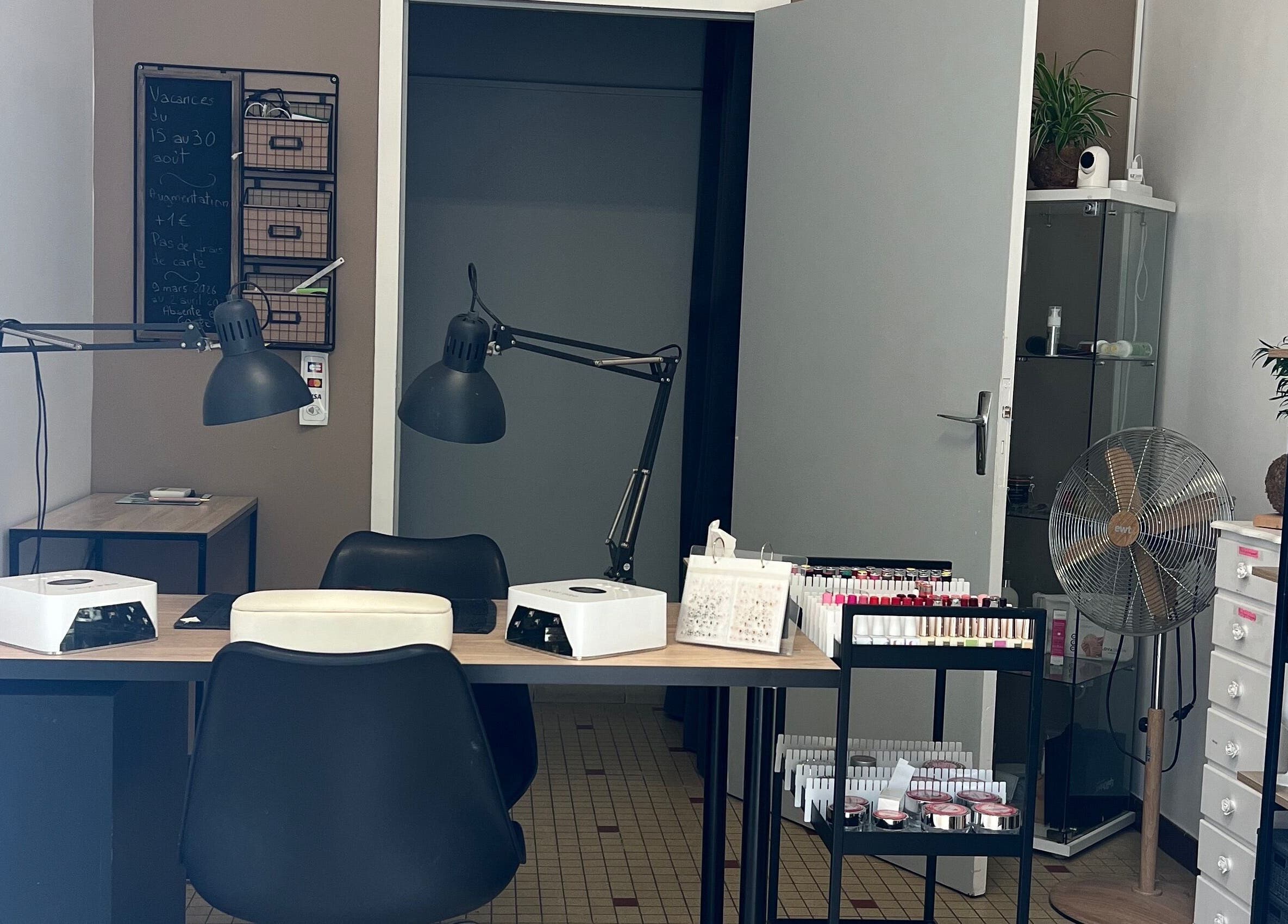 Salon de manucure chez Sarah B Soins Et Beauté à Verdelais, Nouvelle-aquitaine, FR, avec équipements modernes.