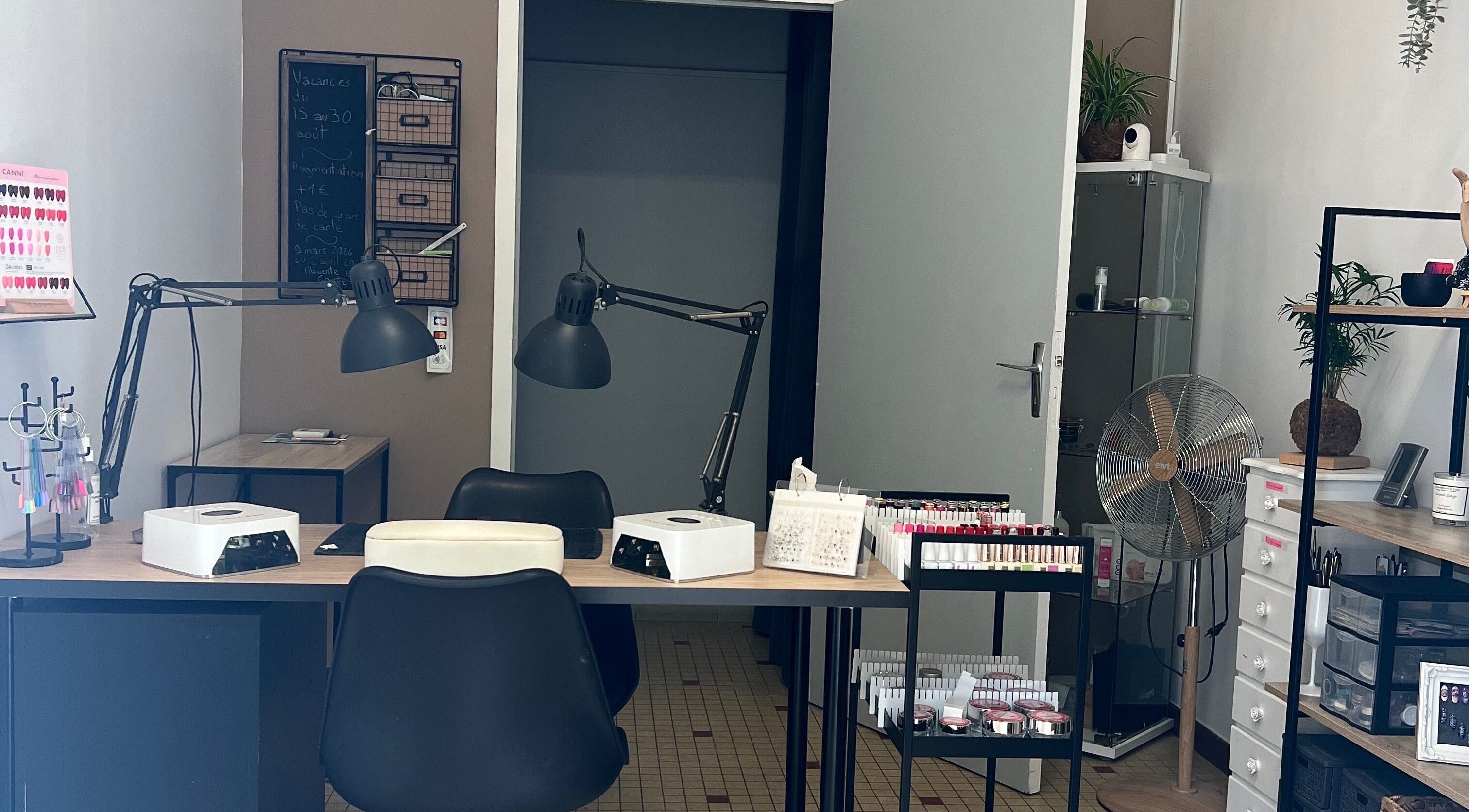 Salon de manucure chez Sarah B Soins Et Beauté à Verdelais, Nouvelle-aquitaine, FR, avec équipements modernes.