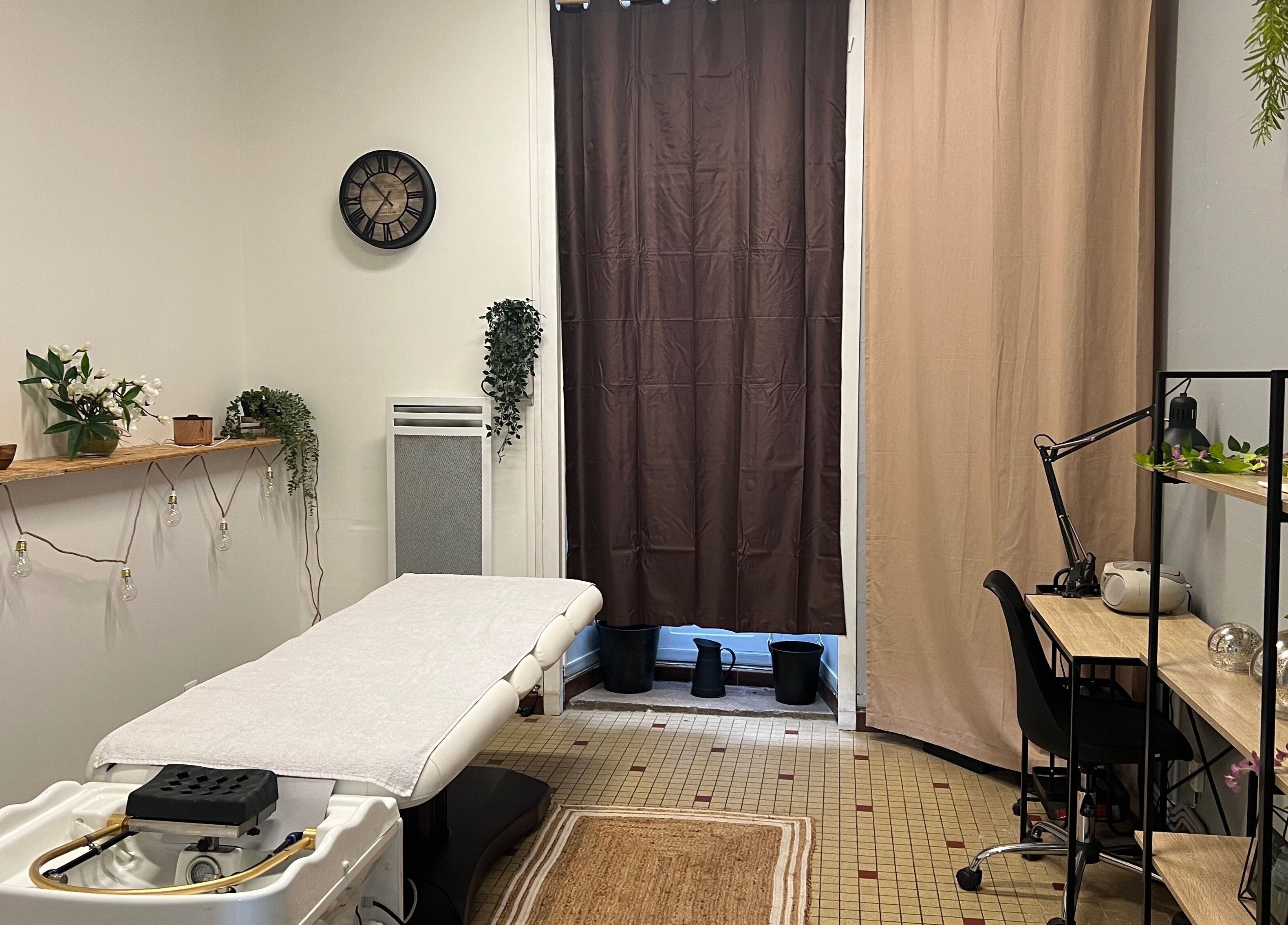 Salle de soins à Sarah B Soins Et Beauté, Verdelais, Nouvelle-Aquitaine, FR, avec table de massage.