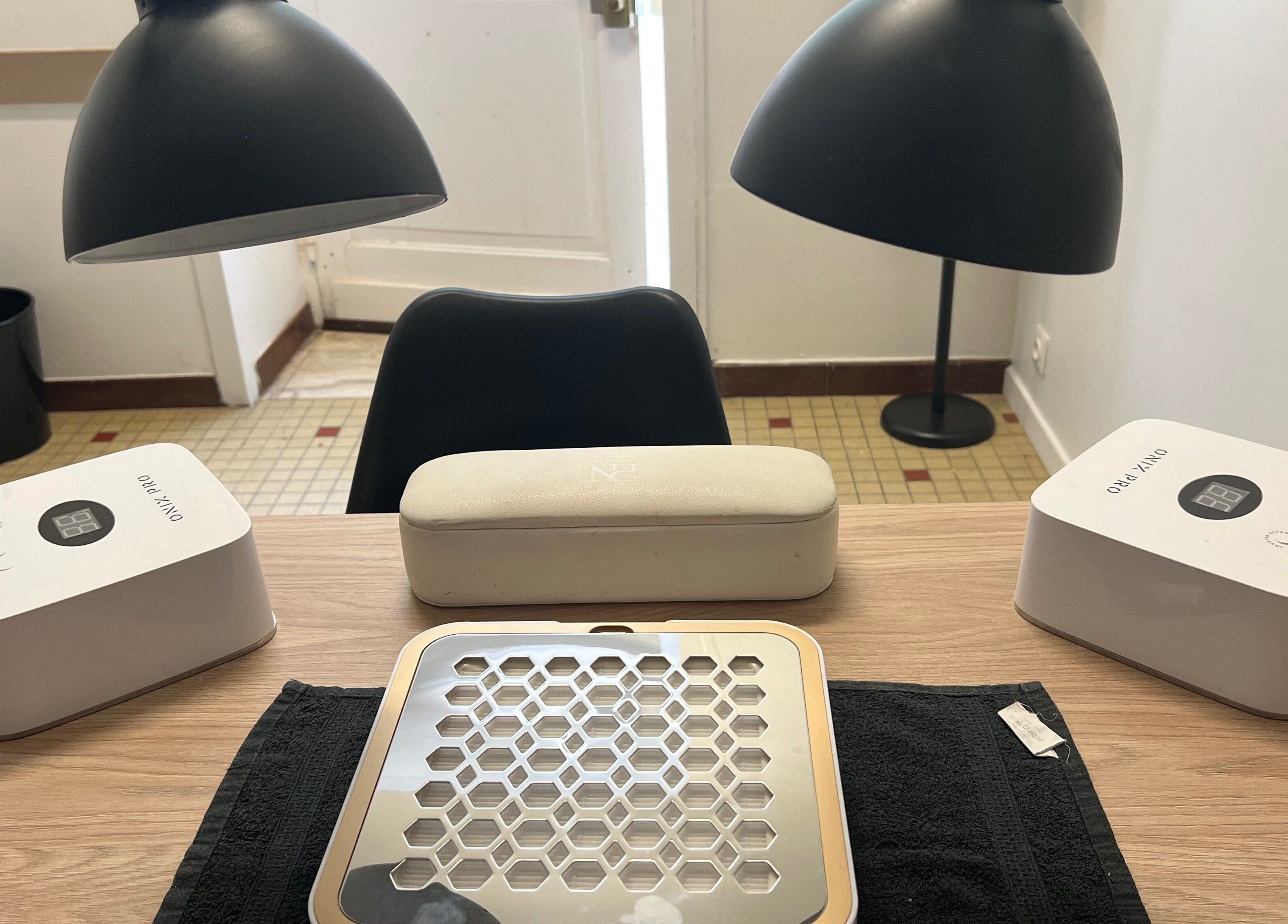 Table de manucure moderne chez Sarah B Soins Et Beauté à Verdelais, Nouvelle-aquitaine, FR.