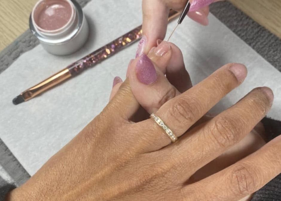 Manucure professionnelle à Sarah B Soins Et Beauté, Verdelais, Nouvelle-aquitaine, FR.