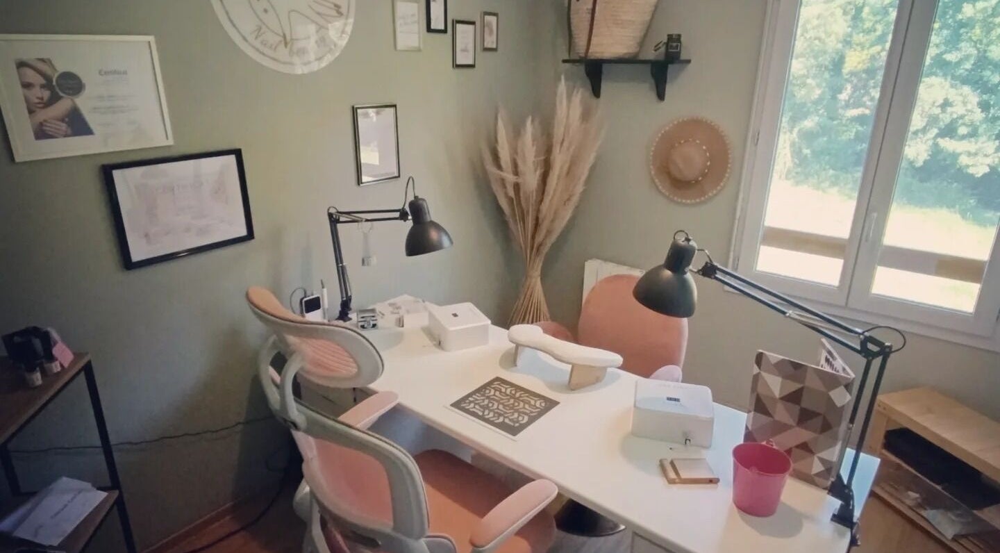 Intérieur élégant de Naielly Nailbeauty à Porte des Pierres Dorées, Auvergne-rhône-alpes, FR avec décor moderne.