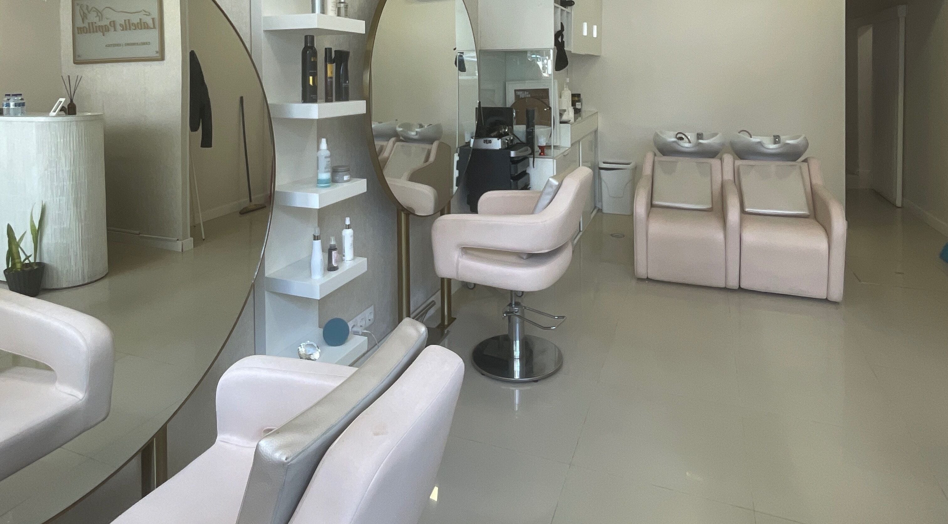 Interior elegante do Labelle papillon, Lisboa, Lisboa, PT com poltronas de salão e espelho decorativo.