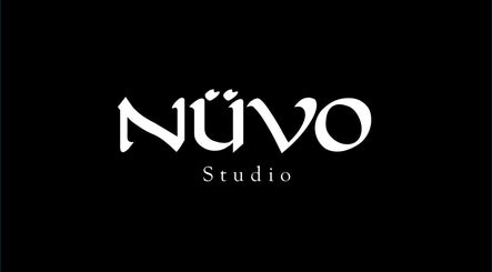Logotipo de Nüvo Studio, salón de belleza en Zapopan, Jalisco, MX sobre fondo negro.