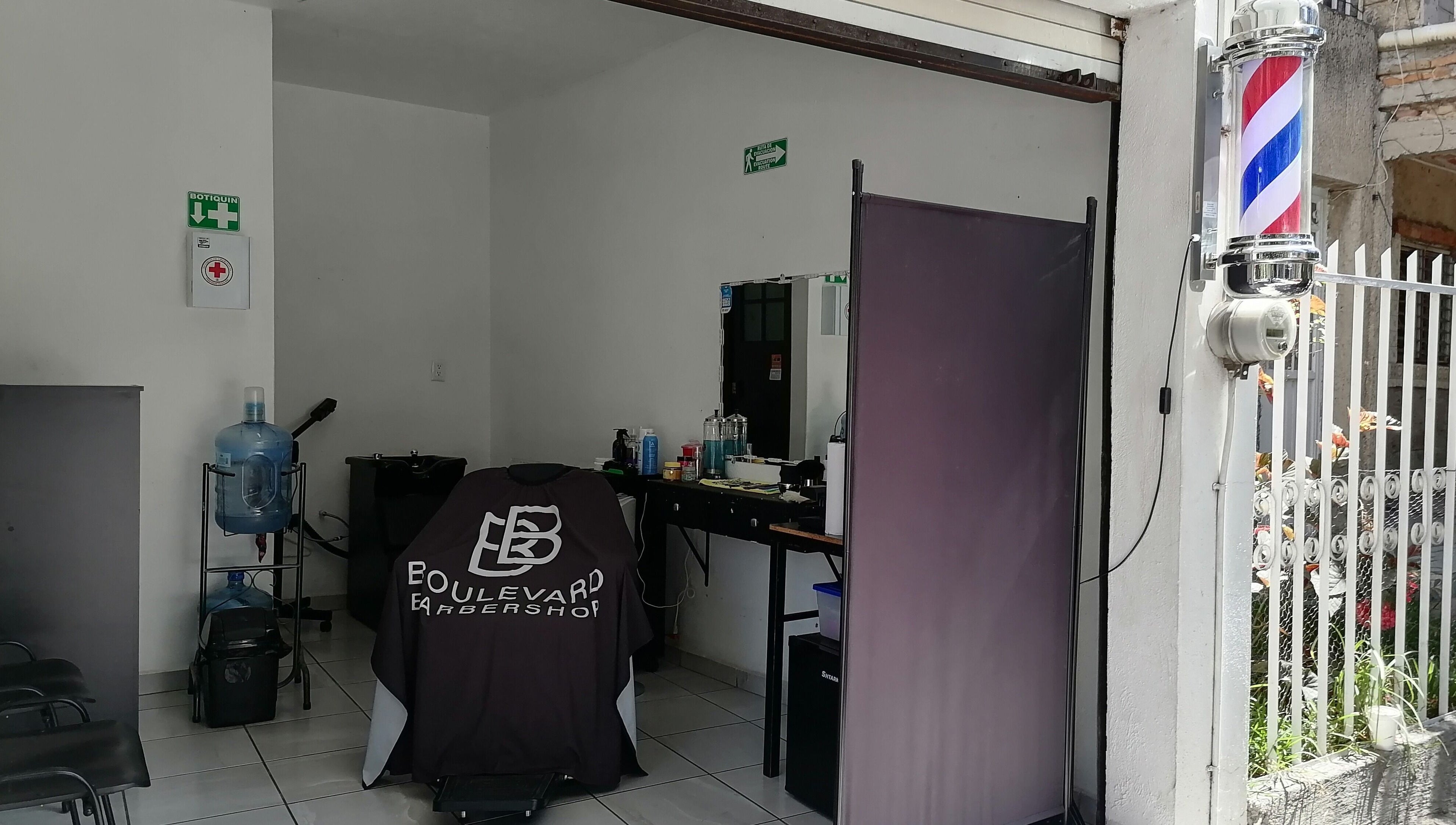 Espacio moderno en Nüvo Studio, Zapopan, Jalisco, MX, con sillón de peluquero y equipamiento profesional.